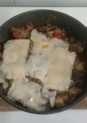 Una foto de Berenjenas asadas con queso