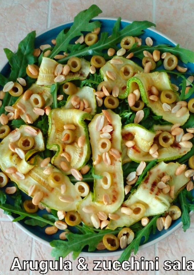 Салат з кабачком, руколою, зеленими оливками і горішками!