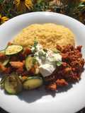 Polenta mit Zucchini-Kürbisgemüse und Ajvar-Hackfleisch