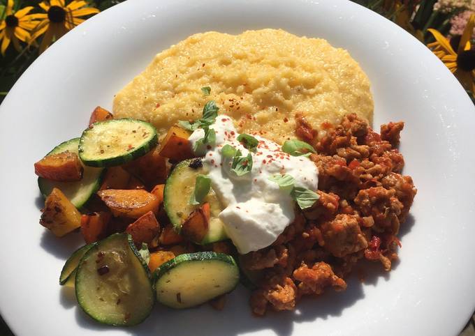 Polenta mit Zucchini-Kürbisgemüse und Ajvar-Hackfleisch