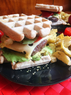Una foto de Gofrefitburguers con patatas