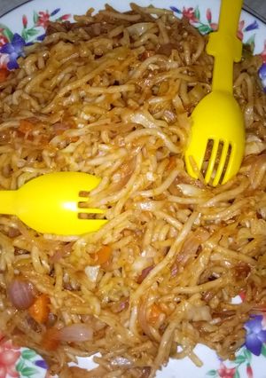 वेज हक्का नूडल्स (Veg Hakka Noodles recipe in Hindi) रेसिपी मुख्य फोटो