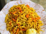 Macaroni jollof with carrots and egg