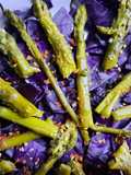 Repollo morado con espárragos y algo más.