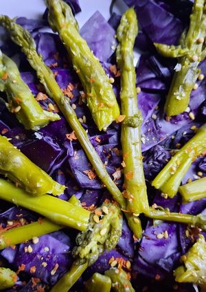 Una foto de Repollo morado con espárragos y algo más.
