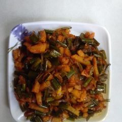 A picture of Spring onion potato fry.