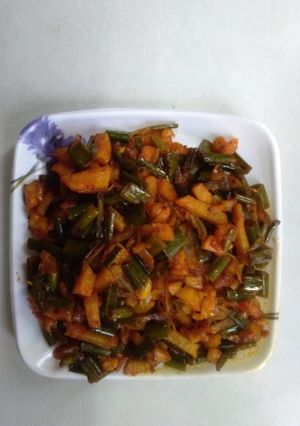 A picture of Spring onion potato fry.