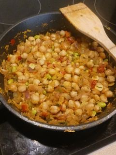 Una foto de Garbanzos salteados con verduras