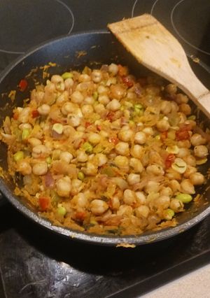 Una foto de Garbanzos salteados con verduras