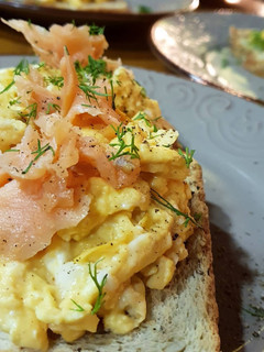 Φωτογραφία της συνταγής Αυγά scrambled με σολομό