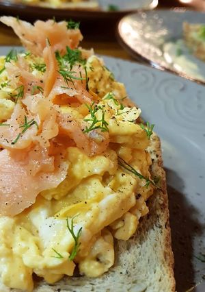 Φωτογραφία της συνταγής Αυγά scrambled με σολομό