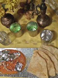 A picture of Soji ka halwa with puri.