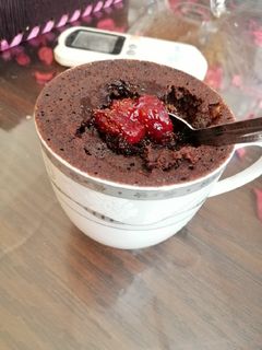 صورة لوصفة كيكة المج بمربى الفريز 🍓🍫🧁