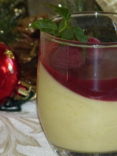Una foto de Panna cotta de limón con coulis de frambuesa