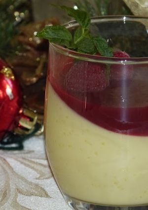 Foto principal de Panna cotta de limón con coulis de frambuesa