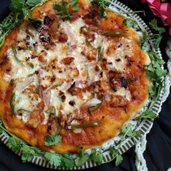 A picture of Tikka pizza.