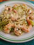 Camarones Scampi con fideos de calabacita