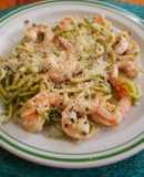 Camarones Scampi con fideos de calabacita