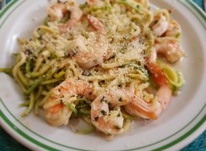 Una foto de Camarones Scampi con fideos de calabacita