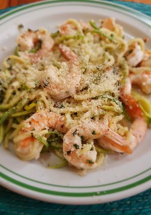 Una foto de Camarones Scampi con fideos de calabacita