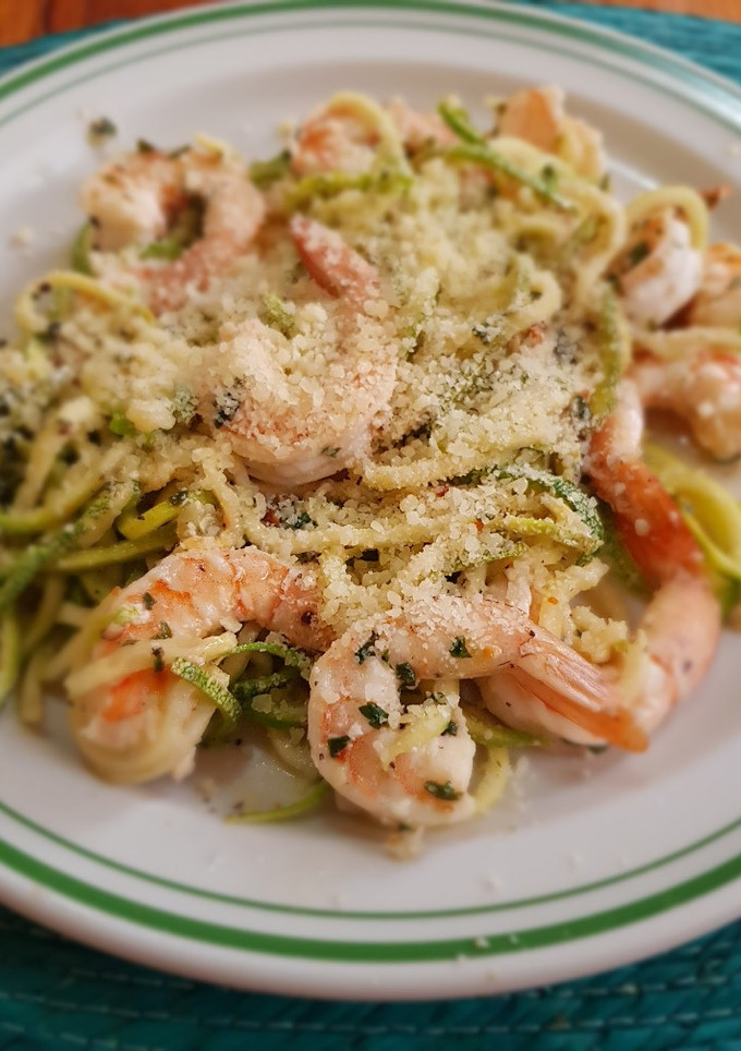 Una foto de Camarones Scampi con fideos de calabacita