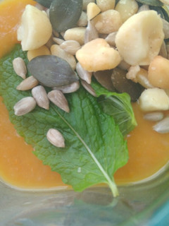 Una foto de Sopa fría de zanahoria y paraguayos