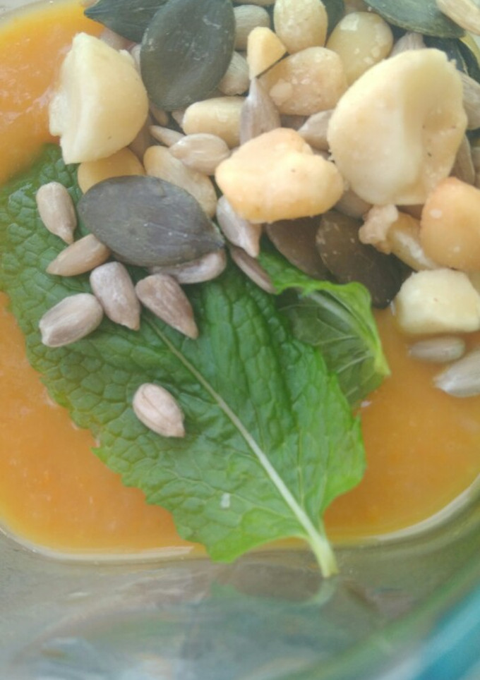 Una foto de Sopa fría de zanahoria y paraguayos