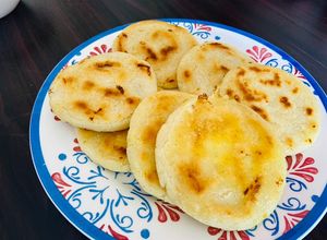 Una foto de Arepitas con queso 🧀 🫓 pal caldo