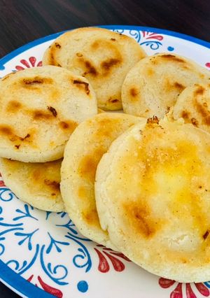 Una foto de Arepitas con queso 🧀 🫓 pal caldo