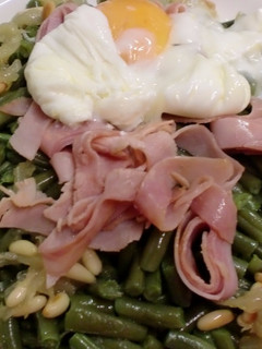 Una foto de Ensalada de judías verdes con jamón cocido y huevo poché