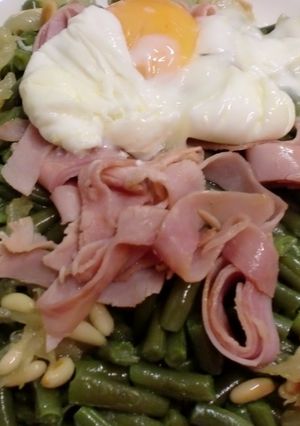 Foto principal de Ensalada de judías verdes con jamón cocido y huevo poché