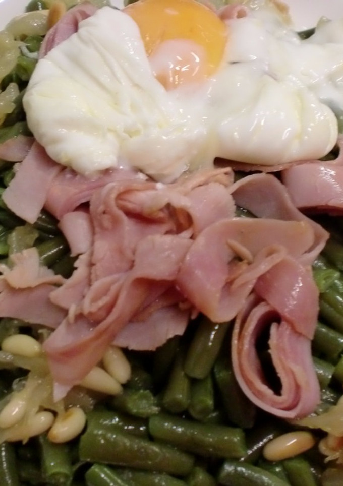 Una foto de Ensalada de judías verdes con jamón cocido y huevo poché