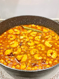 Una foto de Garbanzos con pulpo y langostinos