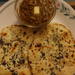 A picture of Naan and Dal Makhani.
