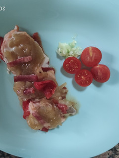 Una foto de Salmón al horno con bacon y cebolla caramelizada