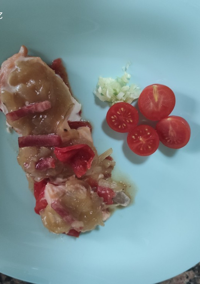 Una foto de Salmón al horno con bacon y cebolla caramelizada