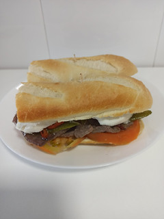 Una foto de Bocadillo especial de ternera