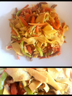 Una foto de Fetuccini o cinta gruesa, salteado con vegetales. #Mercado