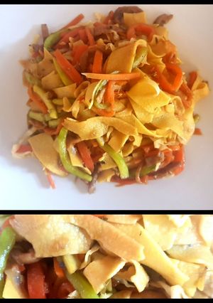 Una foto de Fetuccini o cinta gruesa, salteado con vegetales. #Mercado