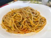 Una foto di aglio olio