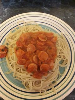Una foto de Spaghetti con salsa de salchichas.