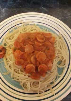 Una foto de Spaghetti con salsa de salchichas.