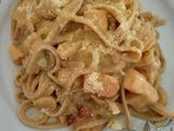 Tallarines integrales con crema de pollo y hongos