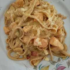 Tallarines integrales con crema de pollo y hongos-レシピのメイン写真