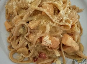 Una foto de Tallarines integrales con crema de pollo y hongos