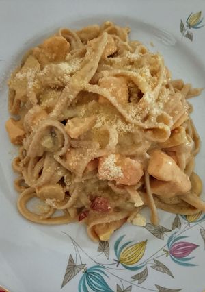 Una foto de Tallarines integrales con crema de pollo y hongos