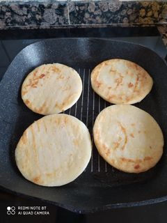 Una foto de Arepas con jamón y rulitos de queso