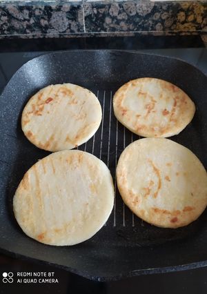 Una foto de Arepas con jamón y rulitos de queso