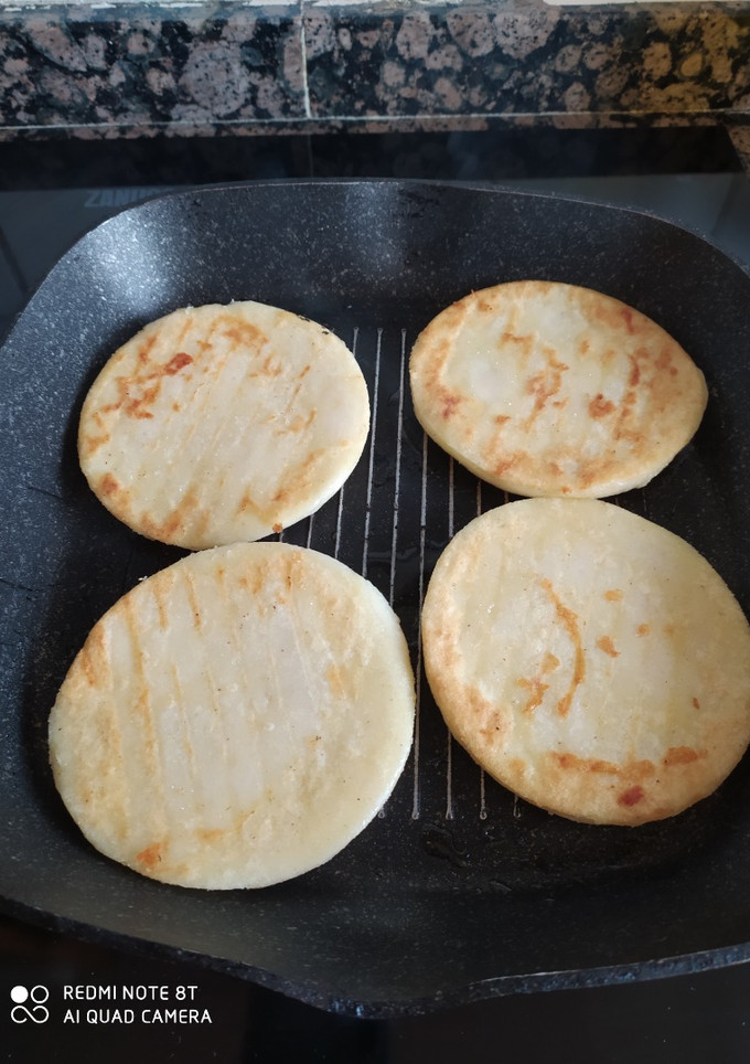 Una foto de Arepas con jamón y rulitos de queso