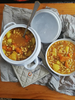 Una foto de Potaje de Alubias blancas con calabaza y patata
